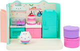 Gabby's Dollhouse, Purific Pool Party-Spielset mit Gabby- und Erdmännchen-Figuren und Deluxe-Zimmer, Cakey Baking, Cakey Kitchen