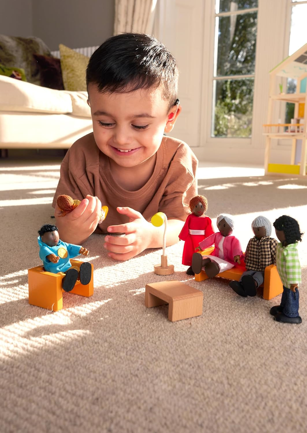 Hape Doll Family – 6-teiliges Puppenhaus-Zubehörset aus dunklem Leder mit Holz- und Stofffiguren, Rollenspiel, Lernspielzeug, interaktives Lernspielzeug für Kinder ab 3 Jahren
