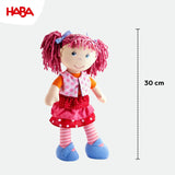 HABA Lily Lou Puppe – Weiche Stoffpuppe ab 18 Monaten – 30 cm mit Kleidung und Haaren – Idealer Spielgefährte für kleine Kinder – 1302842001