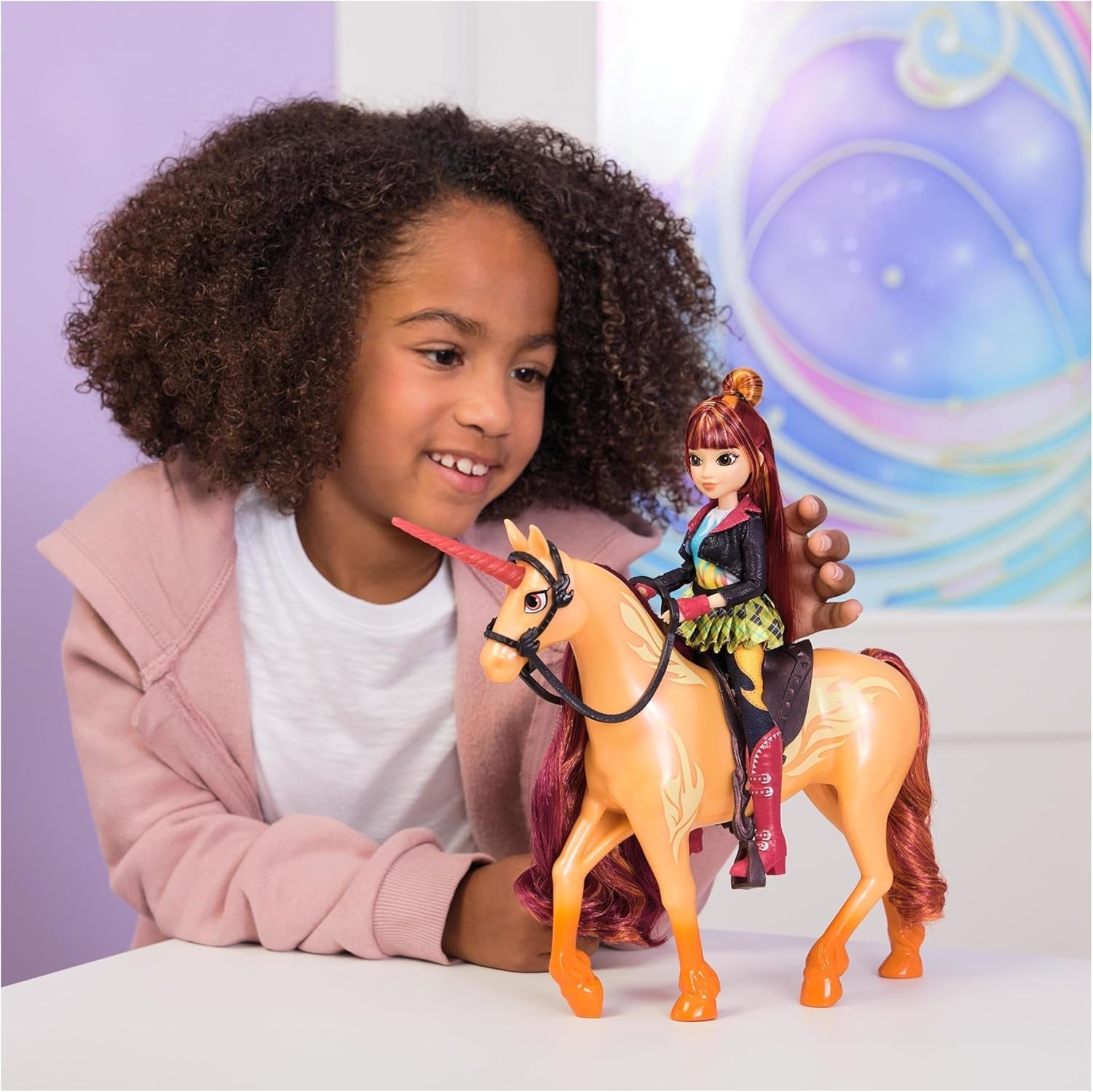 Einhorn-Akademie-Valentina-Puppe – die Originalpuppe aus der beliebten Netflix-Serie, ist 24 cm groß und verfügt über 5 Zubehörteile für fantasievolles Rollenspiel, für Kinder ab 4 Jahren