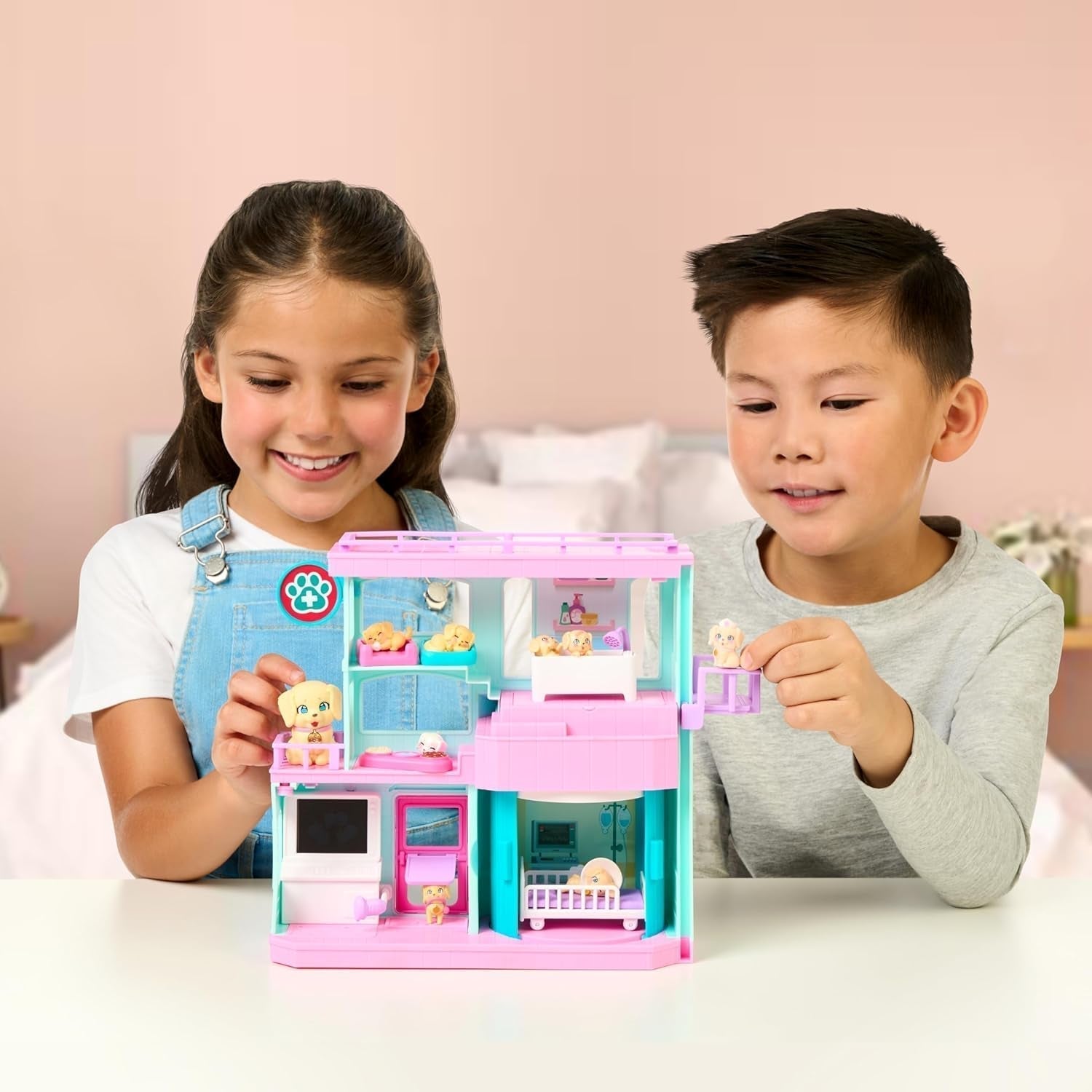 Little Live Pets Mama Surprise Families Baby Clinic-Spielset, 3 Retriever-Welpen enthalten, magisches, doppelseitiges Spielset (27,8 cm B, 23,8 cm H). Füttern, Baden und Spielen, Geschenk für Kinder Actionfiguren Naty Shop