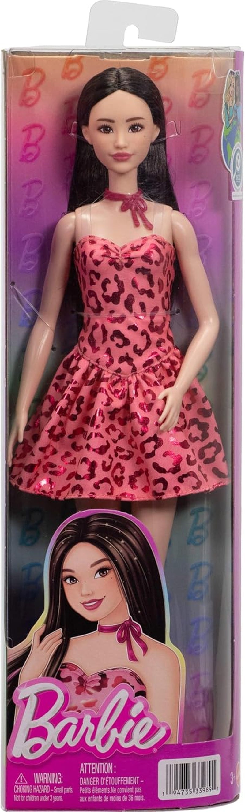 Barbie Fashionistas Puppe Nr. 246 in einem rosa trägerlosen Kleid mit Leopardenmuster, schwarzen Haaren und Accessoires wie einer Schleifenkette und Stiefeln, JJN59