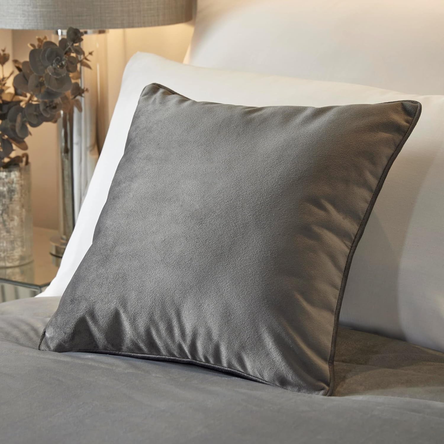 SOIRE'E Soiree Melanie Tagesdecke, Samt, 150 x 220 cm, Schiefer Betten und Decken SOIRE'E Schiefer 43 x 43 cm (1er-Pack)