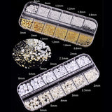 Nagel-Schlüsselanhänger, 4er-Box-Set – 48 Arten goldene und silberne 3D-Nagel-Schlüsselanhänger (Schmetterlinge, Blumen, Perlen usw.) + Pinzette und Stift – für selbstgemachte Gel- und Acrylnägel | Ideal für Nagelstudio und Zuhause