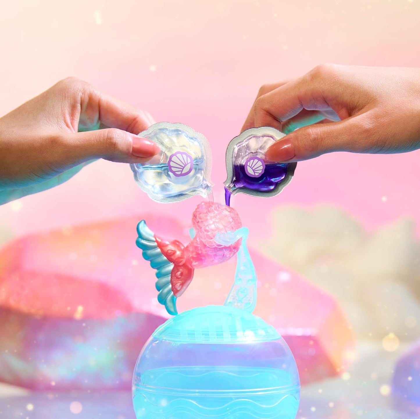 LOL Überraschung! Mermaids Makeover Magic Tots – echter Lipgloss für Sie und Ihre Puppe zum Selbermachen, Mischen und Kreieren von Make-up, lustiges Wasserspiel, 6 Puppen zum Sammeln – ab 4 Jahren