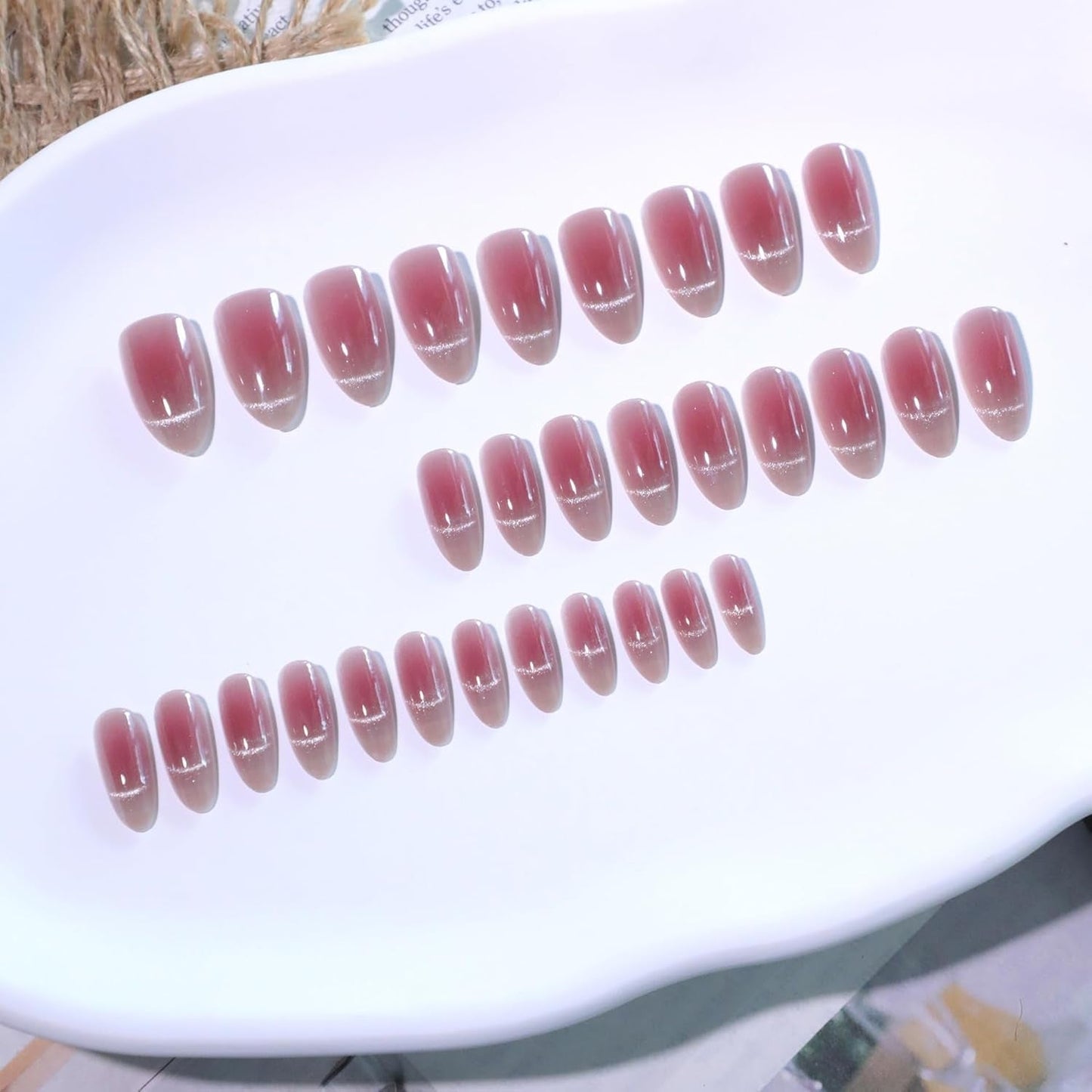 Mouyouglow Kurze magnetische künstliche Nägel, rosa mandelroter Farbverlauf, glitzerndes Katzenauge mit Kleber, rosa rote Ombre-Glitzer-Phototherapie-künstliche Nägel für Frauen und Mädchen