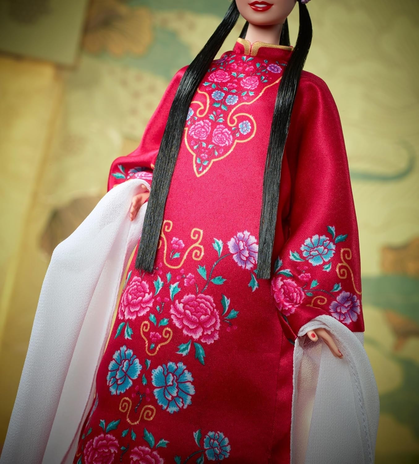 BARBIE Lunar New Year Barbie Puppe – Traditionelles Kleid in glücksbringendem Rot mit Pfingstrosenmuster, cyanblaue Schuhe mit pinken Troddeln, inspiriert von der Peking-Oper, HRM57