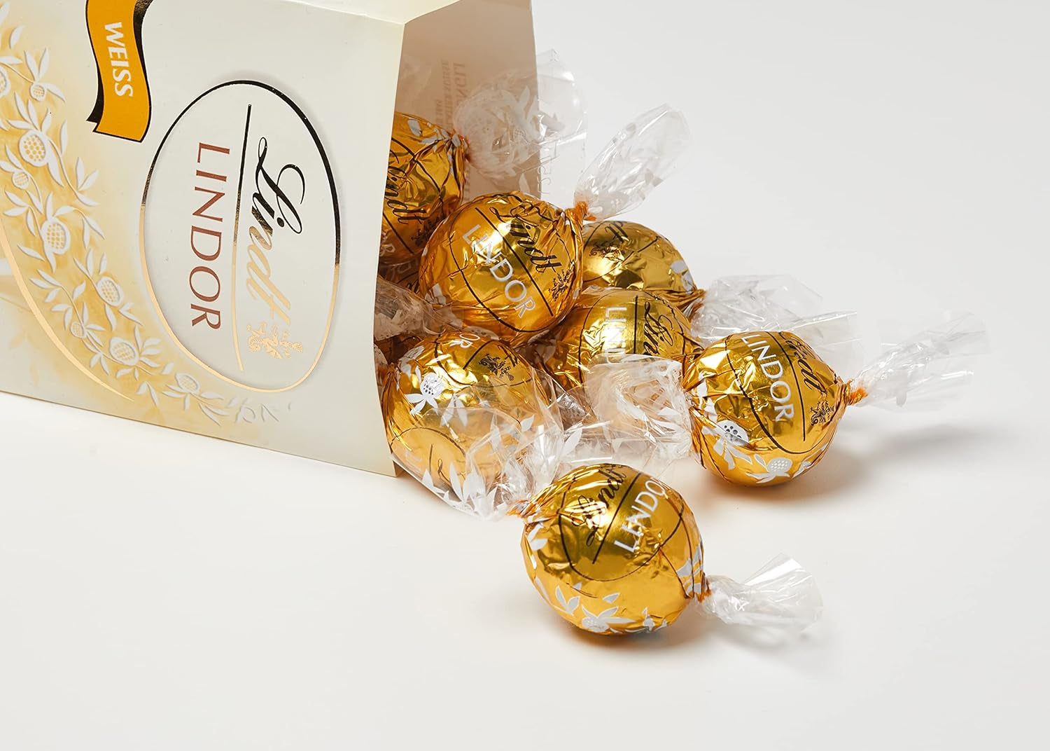Lindt weiße Schokoladenkugeln LINDOR | 137g Beutel | Ca. 10 weiße Schokokugeln mit zartschmelzender Füllung | Schokoladen-Geschenkset | Schokoladen-Geschenkset (2er-Pack)