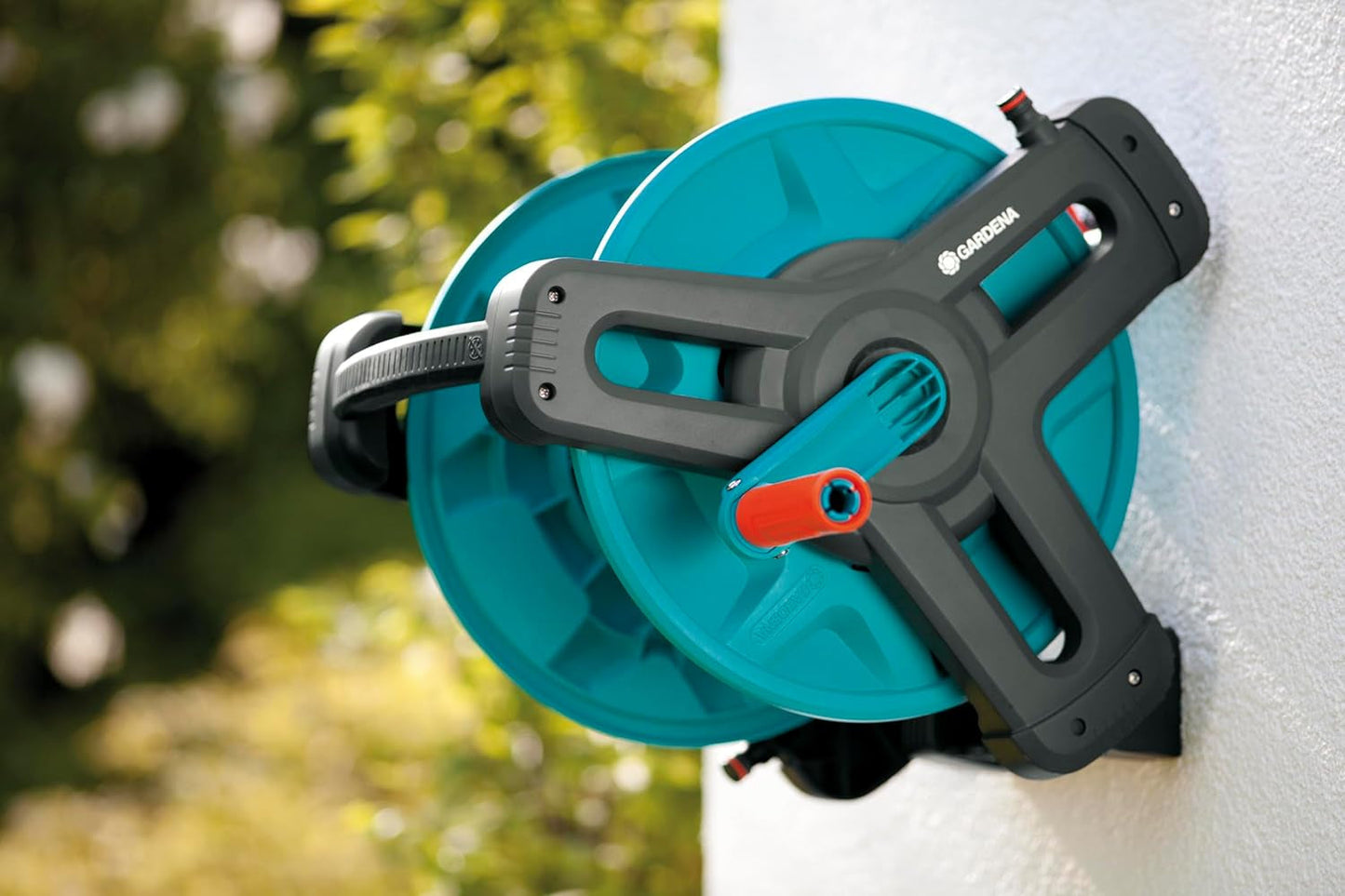 Gardena Classic Wand-Schlauchtrommel-Set 50: Mobile Schlauchtrommel, platzsparend, an der Wand montierbar und jederzeit abnehmbar, mit 20 m Schlauch, Sprühdüse und Systemteilen (8009-20)