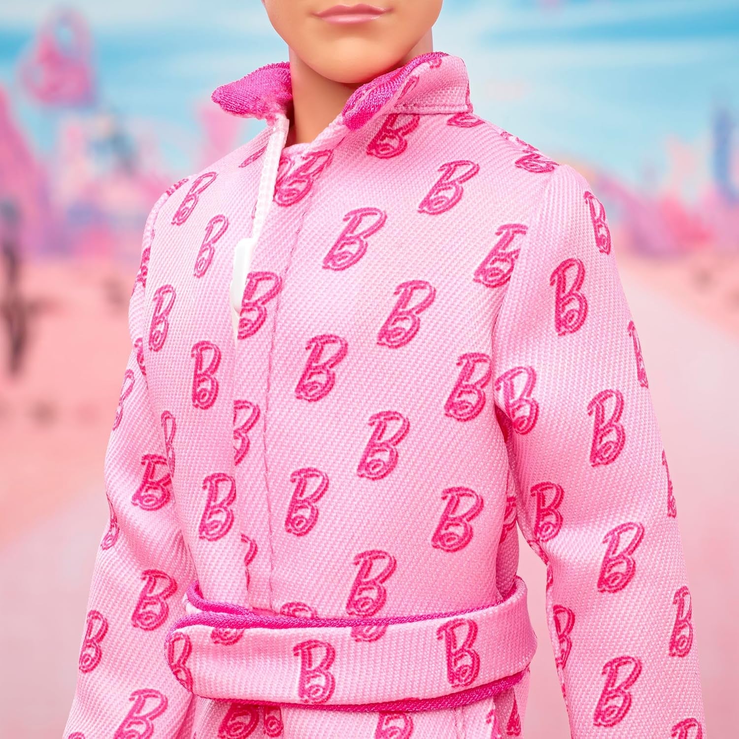 Barbie The Movie – Ken-Sammelpuppe, Ryan Gosling als Ken in rosafarbenem Overall mit „B“-Aufdruck, weißen Sneakern und bunten Inlineskates, JCP80