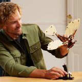 LEGO Icons Leonardo Da Vincis Flugmaschine mit schlagenden Flügeln – Enthält Minifigur und Ständer – Bauset für Erwachsene – Heimdekorationsset – Geschenkidee – 10363 Bausets Besuchen Sie den LEGO-Store