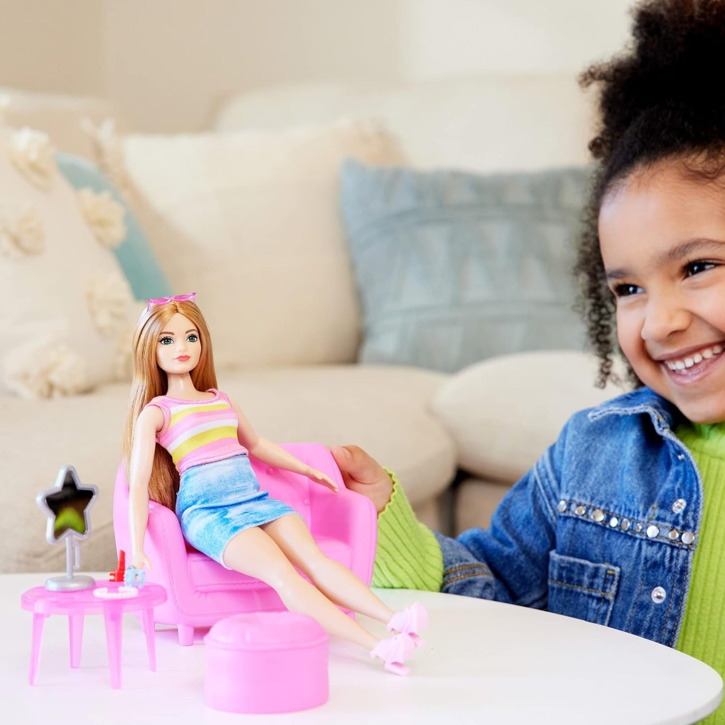 Barbie-Modepuppe und Kleiderschrank-Set mit Kleidung, Accessoires und Salonmöbeln, langanhaltender Friseurspaß für Kinder ab 3 Jahren, HPL78