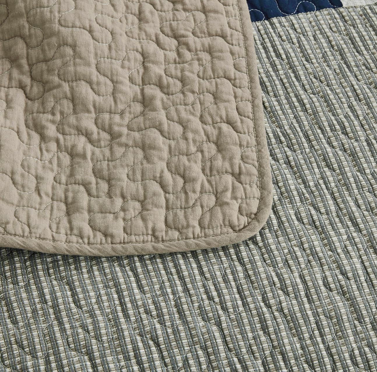 Chezmoi Collection Addy Patchwork-Steppdecken-Set, vorgewaschene Baumwolle, leicht, wendbar, für alle Jahreszeiten, übergroß, 3-teilig, Marineblau, Weiß, Grau, Taupe, karierte Steppdecken und Steppdecken, Naty Shop
