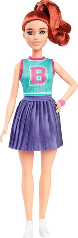 Barbie Fashionistas Puppe Nr. 232 mit roten Haaren, Jersey-Sportoberteil mit B-Aufdruck, lila Faltenrock, Armbanduhr und Turnschuhen, HYT90 Naty Shop Dolls Standardtitel
