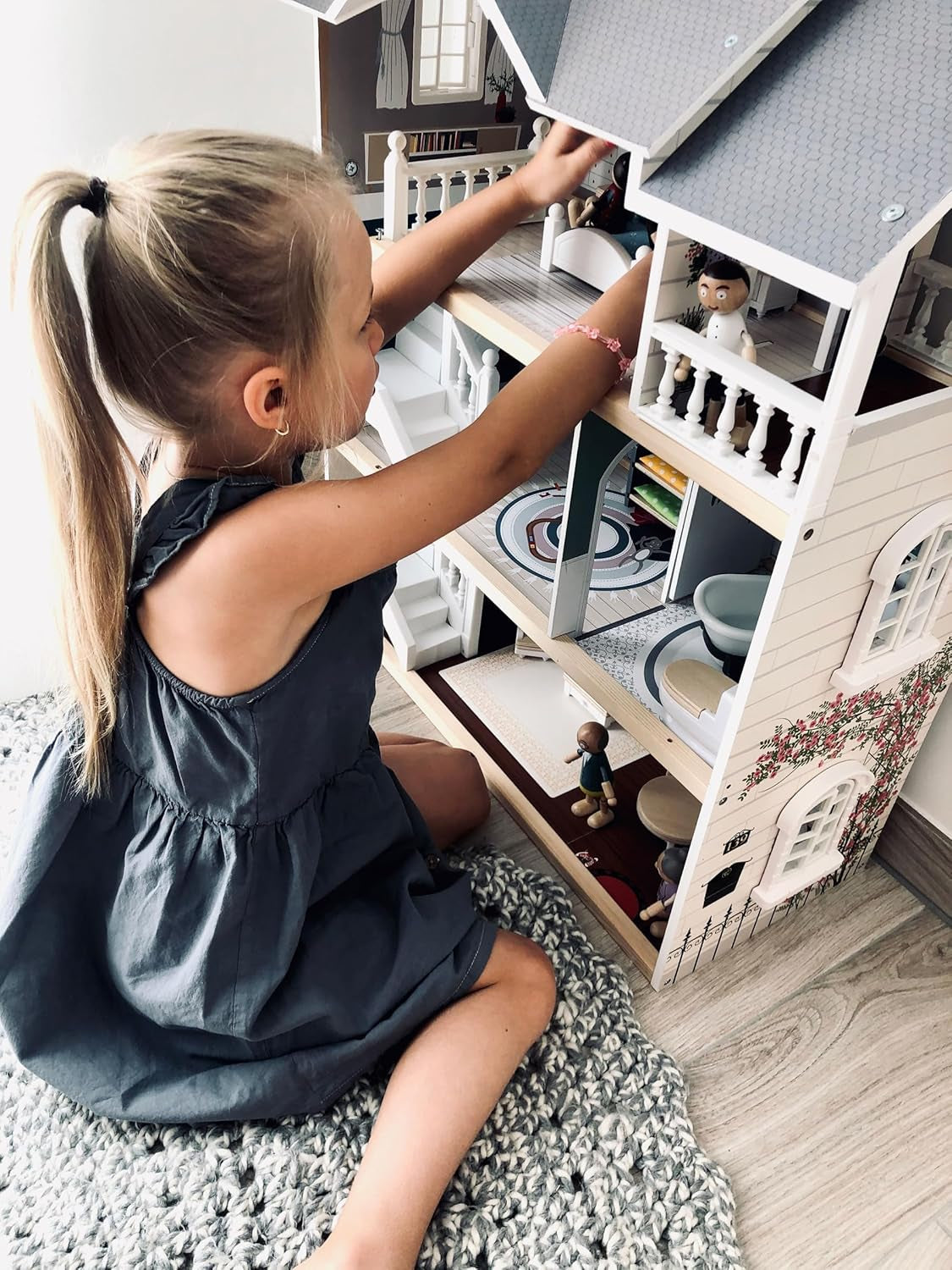 Small Foot Puppenhaus 3-stöckiges Stadthaus aus Holz mit offener Vorderseite und 12 Möbeln für Kinder ab 3 Jahren 11802 Weiß Grau Puppenhäuser Naty Shop