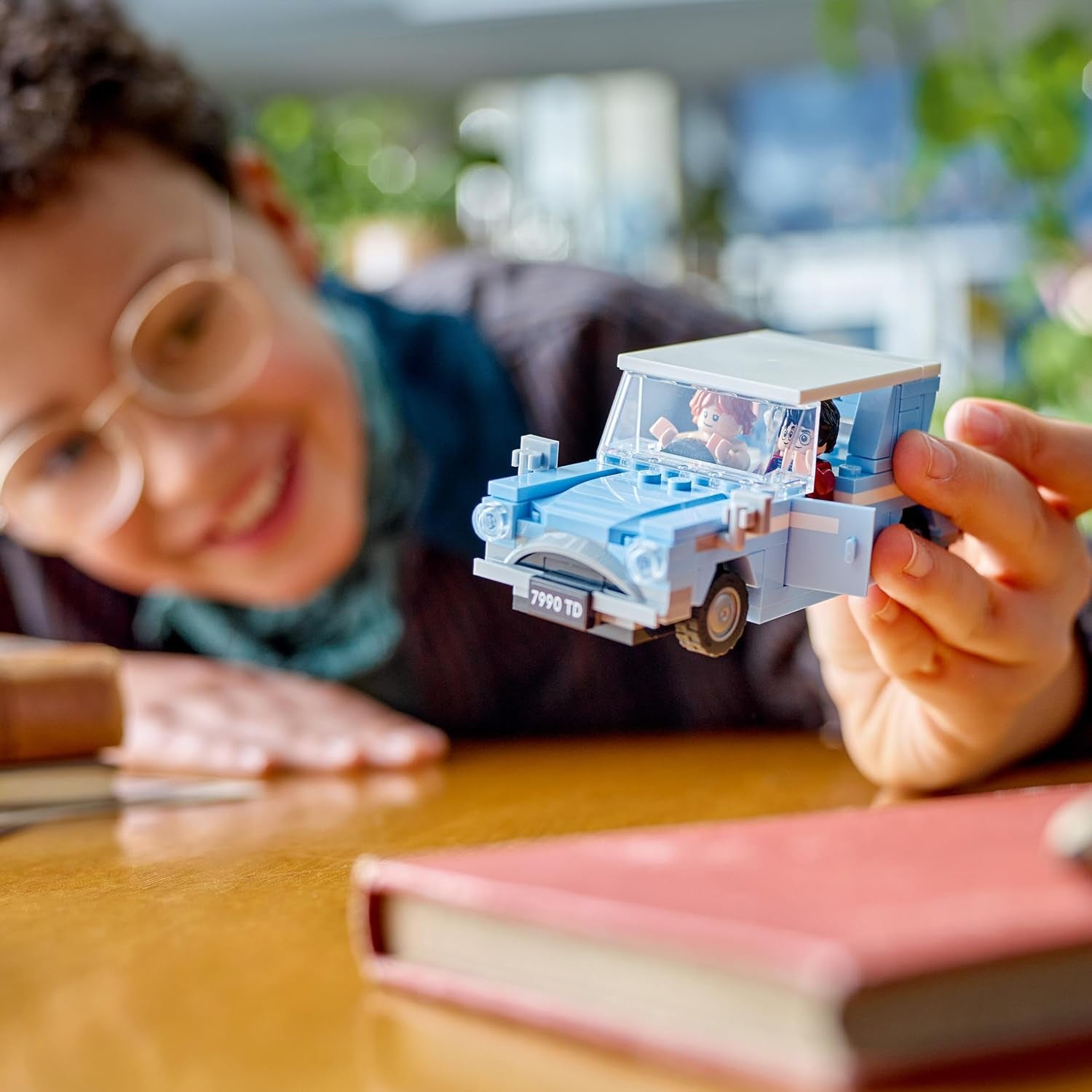 LEGO Harry Potter Fliegender Ford England, Bauspielzeugauto für Kinder, Geschenk für Jungen, Mädchen und alle Fans ab 7 Jahren, Set mit 2 Minifiguren, einschließlich Ron Weasley Rollenspiel 76424 Bausets Besuchen Sie den LEGO-Store