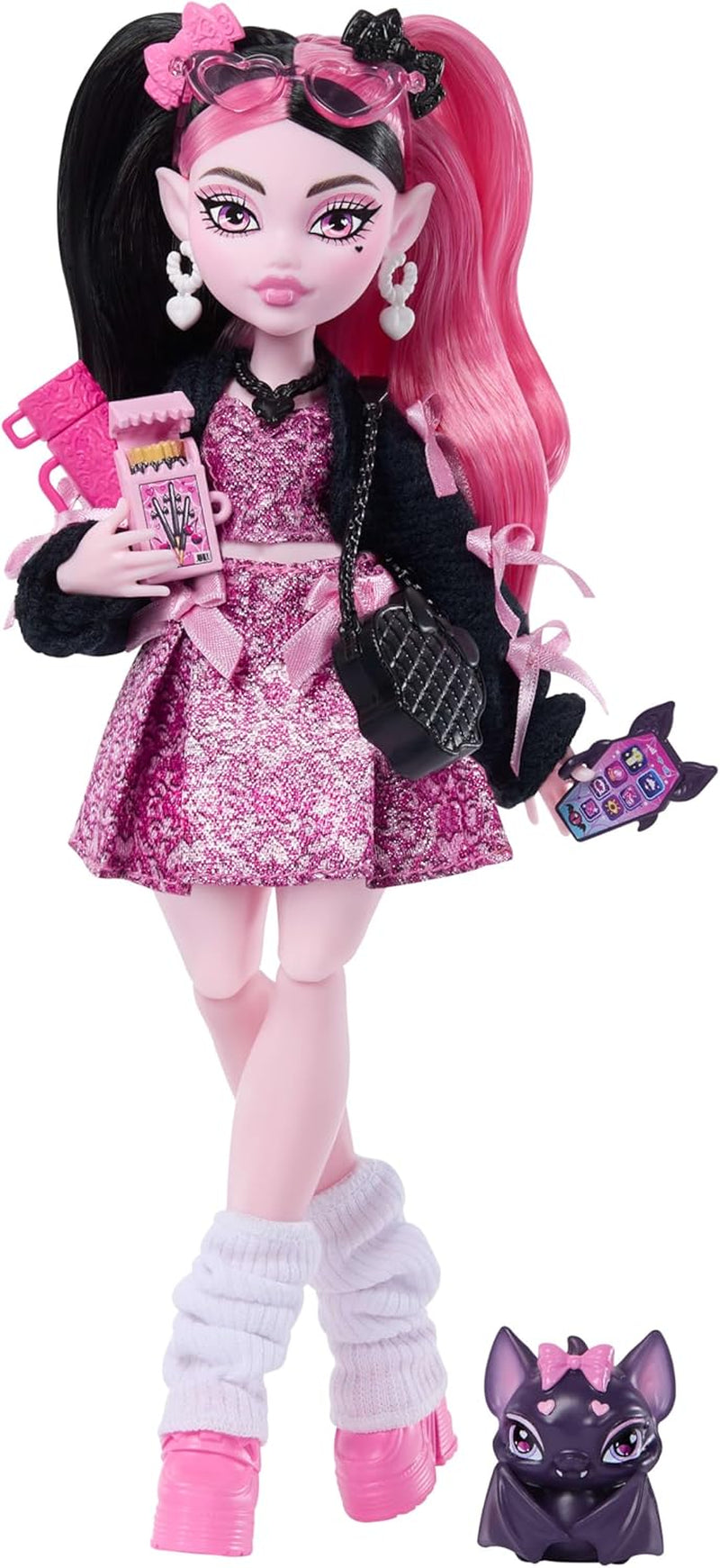 Monster High-Puppe Draculaura in rosa Kleid mit Schleifen und schwarzer Strickjacke mit Fledermaus von Count Fabulous und 7 Accessoires, darunter Ramen, Lippenstift und Tasche, JHK29
