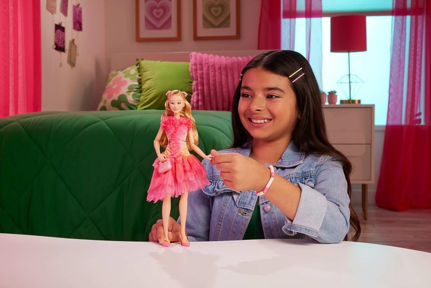 Mattel Wicked Glinda Modepuppe und Zubehör mit blonden Haaren, verschiedenen möglichen Posen und abnehmbarem Ballkleid-Look, HXT63
