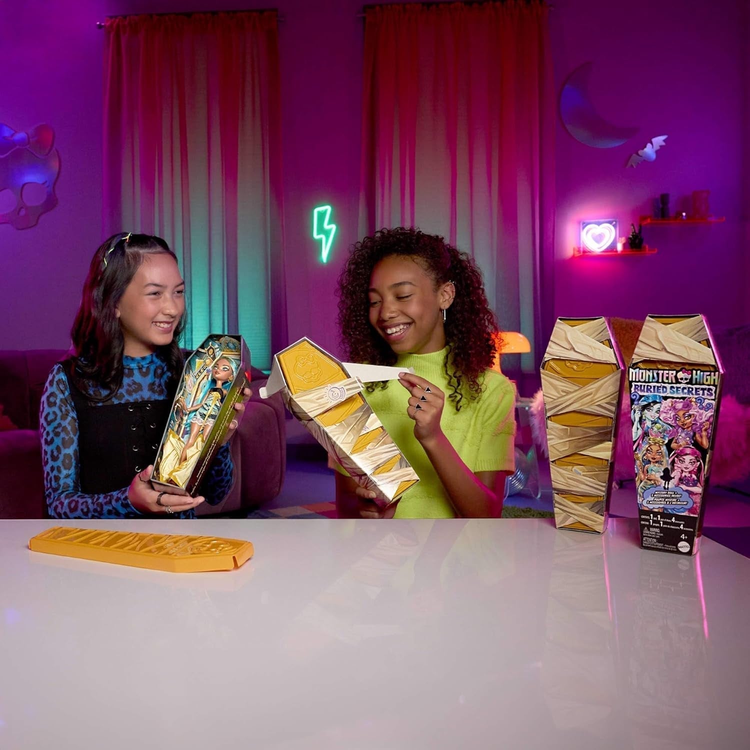Monster High Buried Secrets Puppen und Zubehör Gemütliches Creepover-Thema mit Mystery Doll und 5 unrätselbaren Überraschungen (Figuren können variieren), HYV64 Naty Shop Dolls