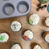 Wilton 03-3118 Cupcake-/Muffin-Backform, Rezept rechts, Antihaft, 12 Vertiefungen, Grau Formen und Backbleche Naty Shop