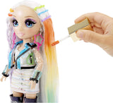 Rainbow High Hair Studio – Exklusives Amaya Raine Puppen-Spielset mit langen Haaren zum Stylen – inklusive waschbarer Haarkreide, Haarbürste, Zubehör – Geschenk für Kinder ab 6 Jahren