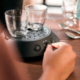 PHILIPS Original Plus Eco Kapsel-Espressomaschine, Auswahl der Kaffeeintensität, Coffee Boost-Technologie, 80 % recycelter Kunststoff*, 45 % reduzierter Energieverbrauch**, 2 Tassen gleichzeitig, Piano Black (CSA210/22)