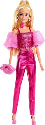 Barbie Deluxe Style Nr. 5-Puppe in einem metallischen rosa-blonden Outfit mit glitzerndem Oberteil und glitzernden Hosen, mit Accessoires wie einer rosa Halskette und einer Handtasche, JFP40