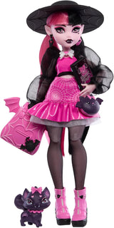 Monster High Draculaura-Puppe mit ihrem Haustier, der Fledermauskatze Count Fabulous, und Zubehör wie einem Rucksack, einem Zauberbuch, einer Bento-Box und mehr, HRP64