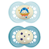 MAM Schnuller ab 6 Monaten (2er-Pack) MAM 6–16 Monate, leuchtet im Dunkeln mit Gummisauger, 2er-Pack mit sterilisierendem Schnullerhalter, Hellblau/Hellblau