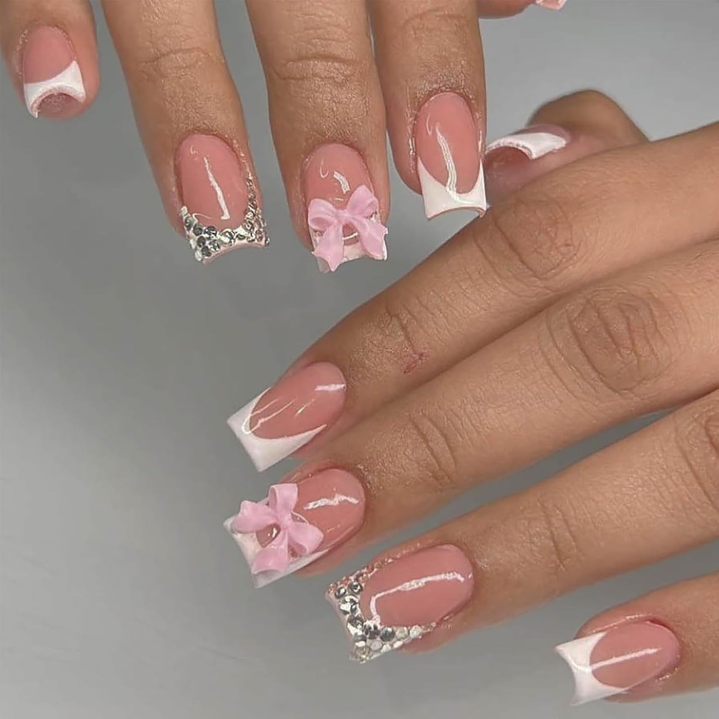 24 Stück rosa Diamant-Schleife, französische Maniküre-Tabletten, quadratische Nägel, Strass-Muster, nackte rosa künstliche Nägel, vollständige Abdeckung, Kleber, Maniküre