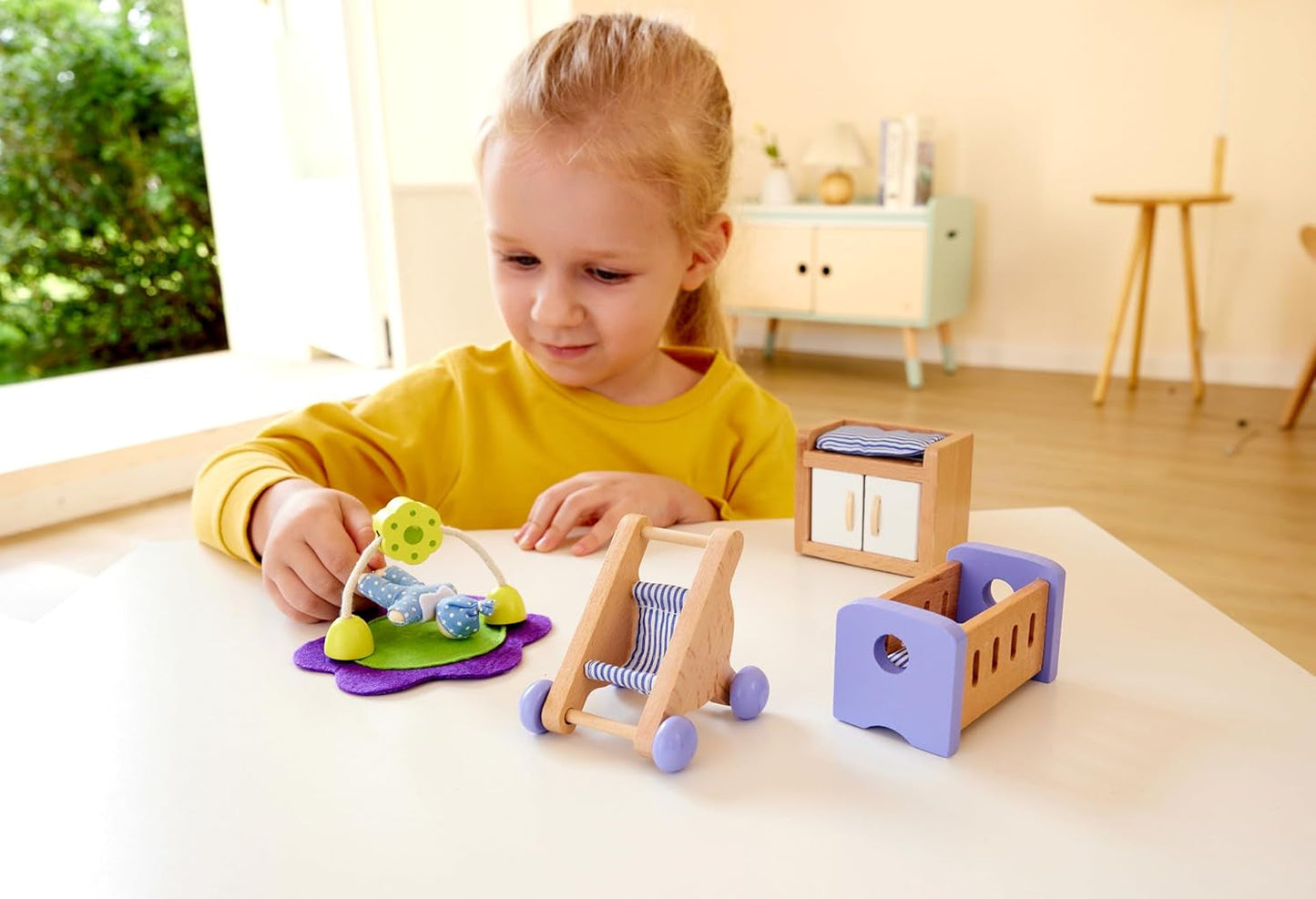 Hape Babyzimmer – Puppenzimmer-Set aus Holz, Babypuppenmöbel, Puppenhauszubehör für Kleinkinder, Miniatur-Babyzimmer mit Schaukel und Zubehör, Rollenspiel für 3-Jährige