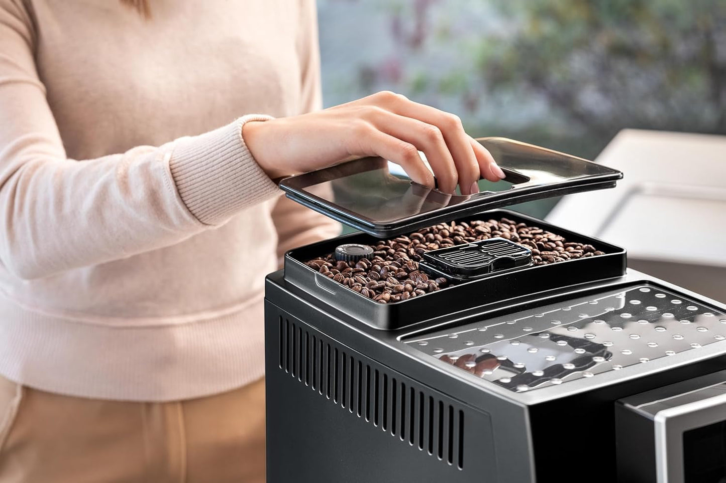 De'Longhi Magnifica S Smart ECAM 230.13.B Vollautomatische Espressomaschine mit Milchaufschäumer für Cappuccino, Espresso, Kaffee und Long Coffee, Direktwahltasten und Drehregler, 2-Tassen-Funktion, schwarz