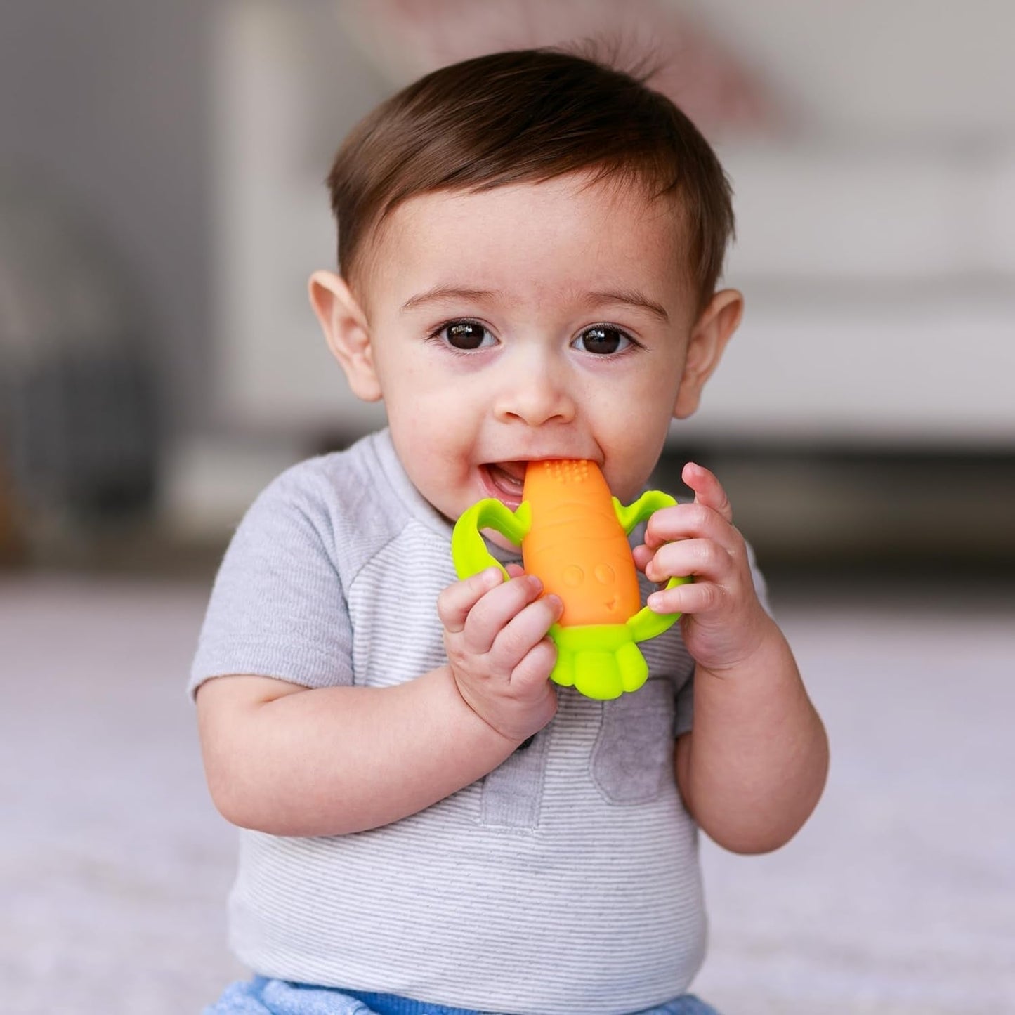 Infantino Lil' Nibbles, Beißring aus strukturiertem Silikon, BPA-freies Baby-Beißspielzeug, weich, leicht zu halten, sensorische Stimulation für Kleinkinder, Karotte