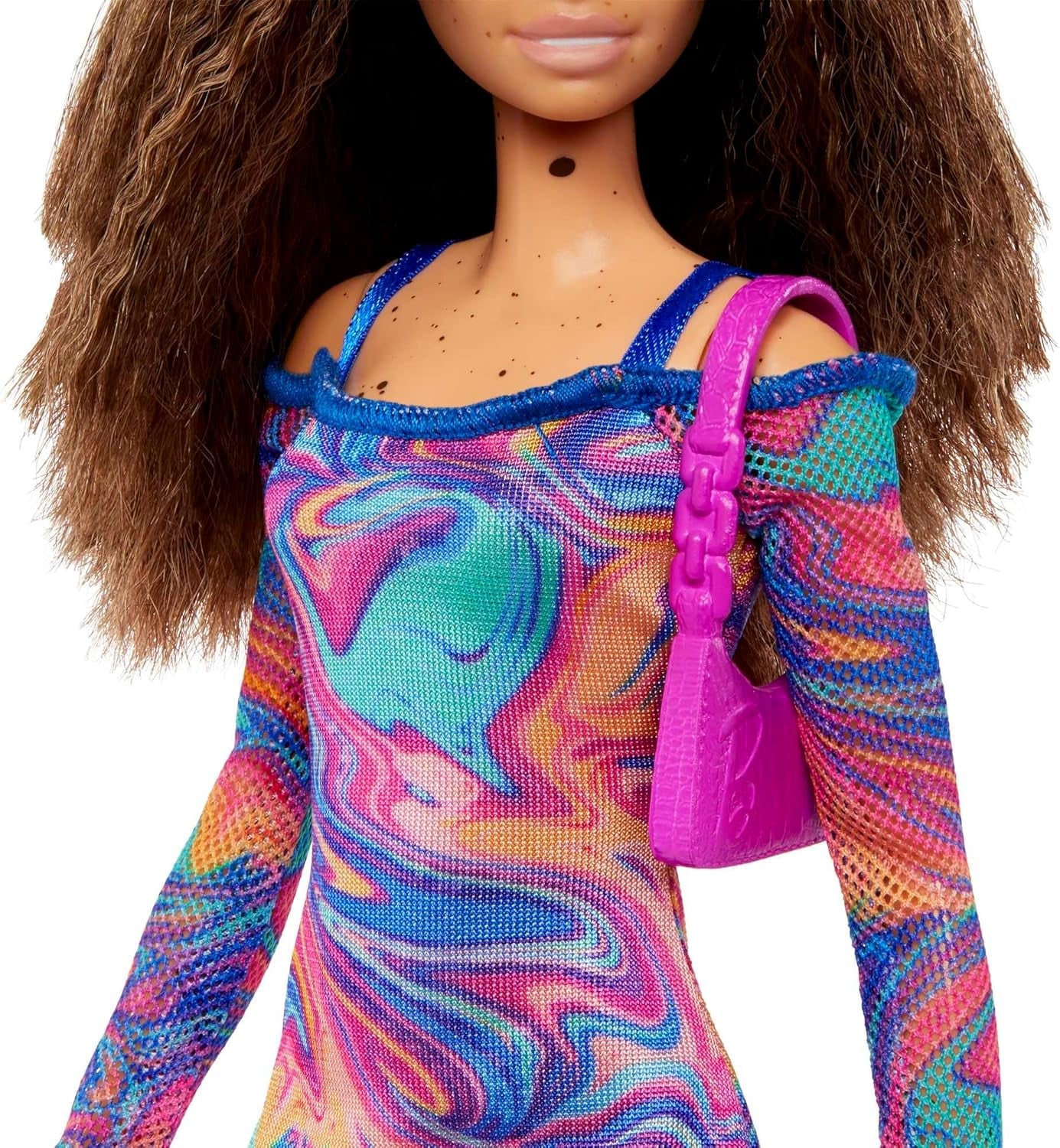 Barbie Fashionistas Puppe Nr. 206 – Welliges Haar und Sommersprossen – Modernes Regenbogen-Marmorkleid, Umhängetasche und grüne Schuhe – Für 3 Jahre und älter, HJT03