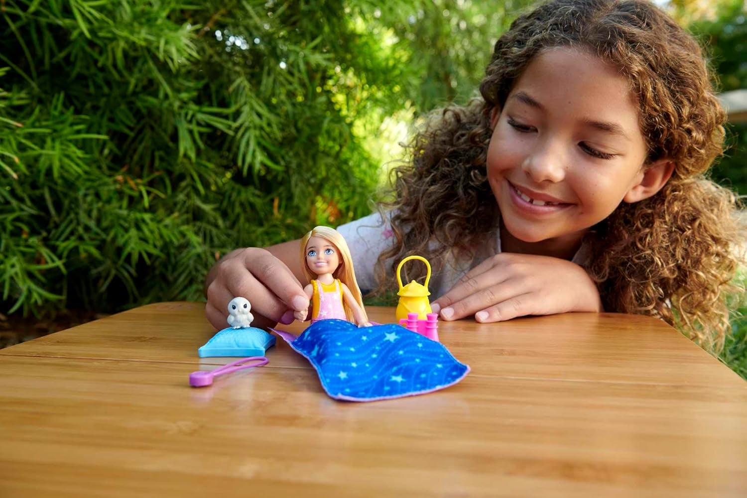 Barbie Chelsea-Serie, Chelsea-Puppe Camping mit blonden Haaren, Haustier-Eule, Schlafsack, Kissen, Taschenlampe, Fernglas, Camping-Zubehör, Kindergeschenk, Spielzeug für 3 Jahre und älter, HDF77
