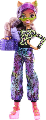 Monster High Scare Adise Island Clawdeen Wolf Puppe mit Badeanzug, Jogginghose und Strandaccessoires wie Visier, Wasserflasche und Buch