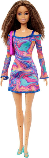 Barbie Fashionistas Puppe Nr. 206 – Welliges Haar und Sommersprossen – Modernes Regenbogen-Marmorkleid, Umhängetasche und grüne Schuhe – Für 3 Jahre und älter, HJT03