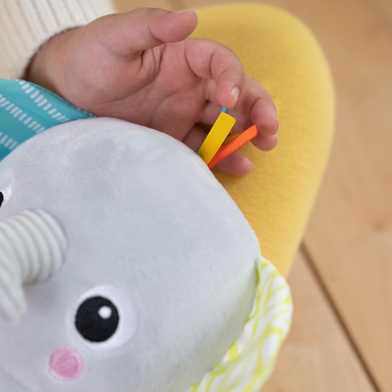 Bright Starts, Spielzeug-Elefantenbaby zum Umarmen mit Lichtern, Liedern, verschiedenen Texturen und mehr, mehrfarbig Toys Bebe Naty Shop