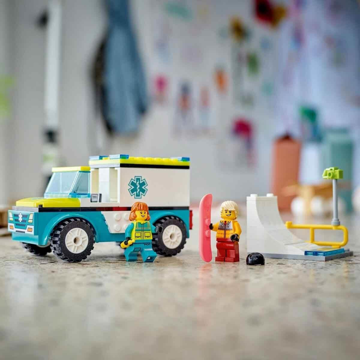 LEGO City Krankenwagen und Snowboarder, Krankenwagen-Spielset mit Spielzeugauto und 2 Minifiguren, Snowboarder- und Sanitäterfigur, fantasievolles Geschenk für Jungen und Mädchen ab 4 Jahren 60403 Bausets Besuchen Sie den LEGO-Store