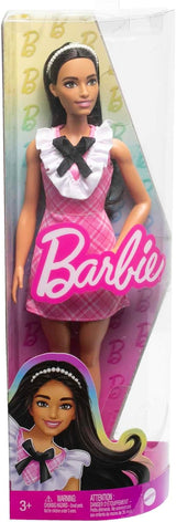 Barbie Fashionistas-Puppe mit schwarzem Haar und Perlenstirnband, trägt ein rosa kariertes Kleid mit schwarzer Schleife und Rüschenkragen, ab 3 Jahren HJT06