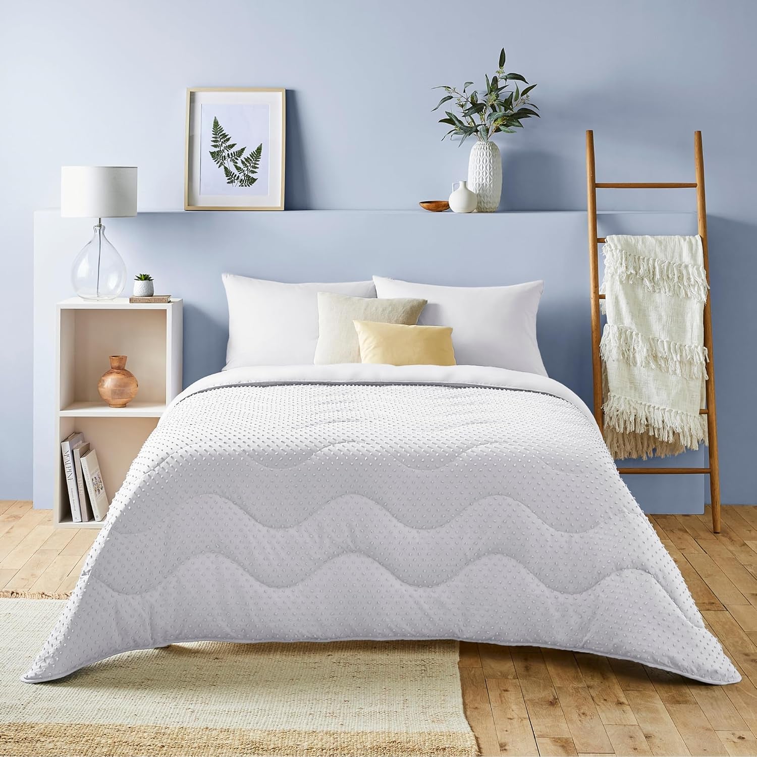 Night Lark Bettdecke ohne Bezug, 4,5 Tog, King Size, Tufted Dot Collection, Luxusbettwäsche, hypoallergen, maschinenwaschbar, warme Sandbettdecken und Bettdecken, Naty Shop, weißes Doppelbett