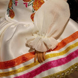 Barbie Signature Day of the Dead 2025-Puppen-Sammelfigur in cremefarbenem Kleid mit Rüschen, Ringelblumen und Schleifen, Blumenkrone im Haar und Calavera-Gesichtsbemalung, JBJ05