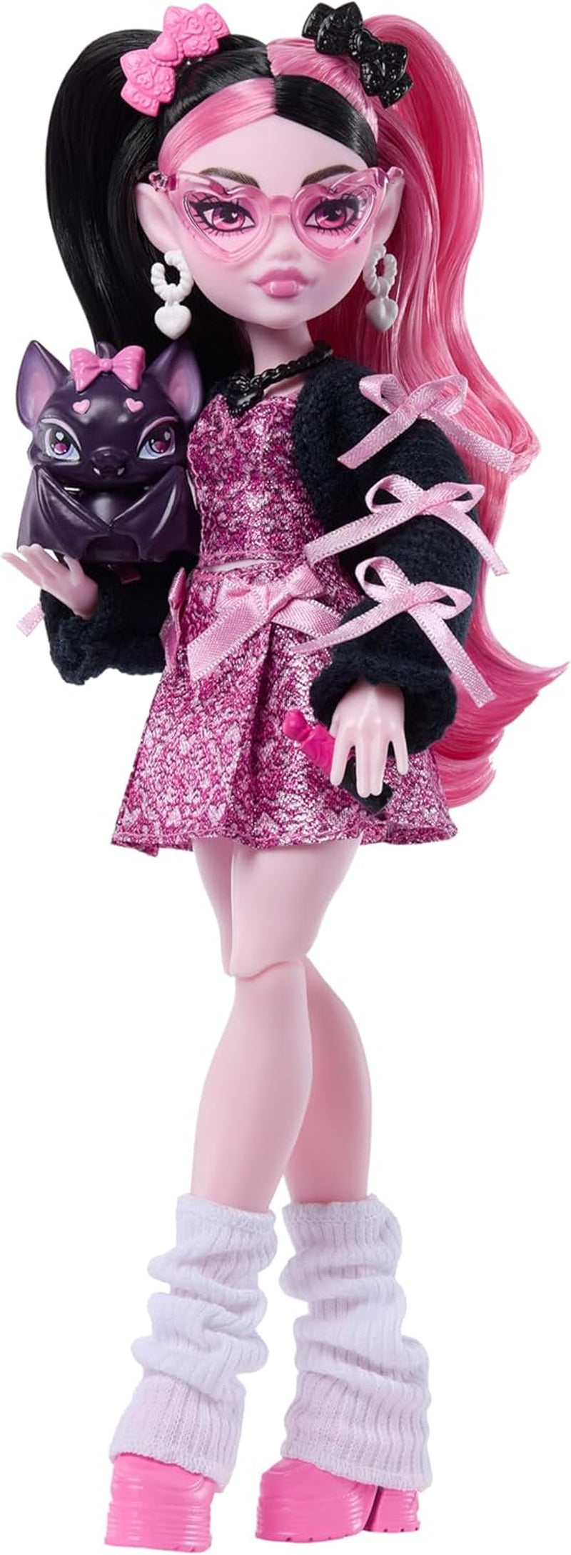 Monster High-Puppe Draculaura in rosa Kleid mit Schleifen und schwarzer Strickjacke mit Fledermaus von Count Fabulous und 7 Accessoires, darunter Ramen, Lippenstift und Tasche, JHK29