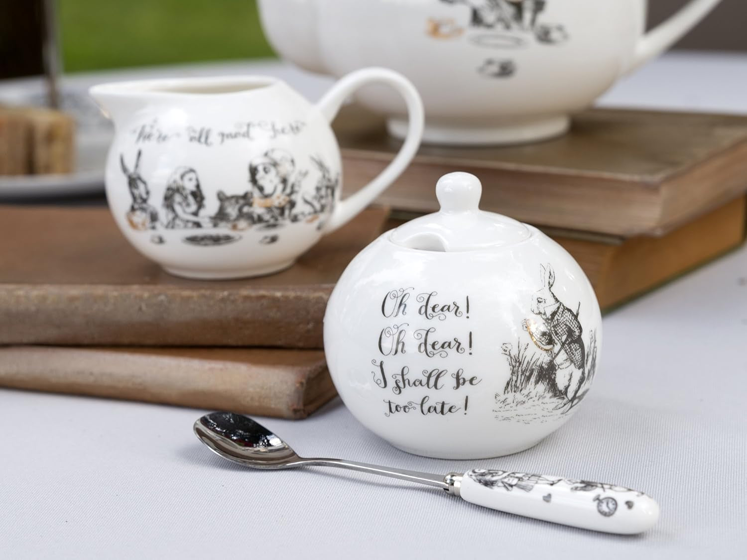 Alice im Wunderland Teekanne und Milchkännchen aus feinem Porzellan, Porzellanschale und Milchkännchen in einer luxuriösen Geschenkbox