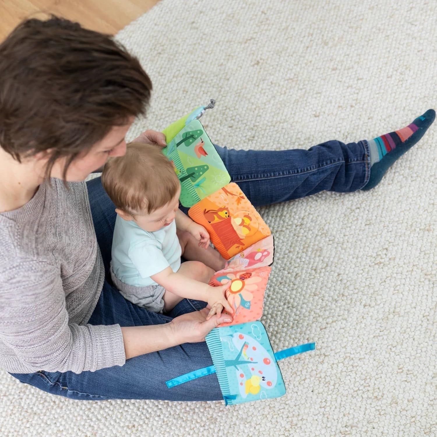 Lamaze Buntes Raupenfahrgeschäft, Spielzeug für Neugeborene, sensorisches Babyspielzeug mit Farben und Geräuschen, Entwicklungsspielzeug für Jungen und Mädchen ab 6 Monaten, L27463 Babyspielzeug Naty Shop