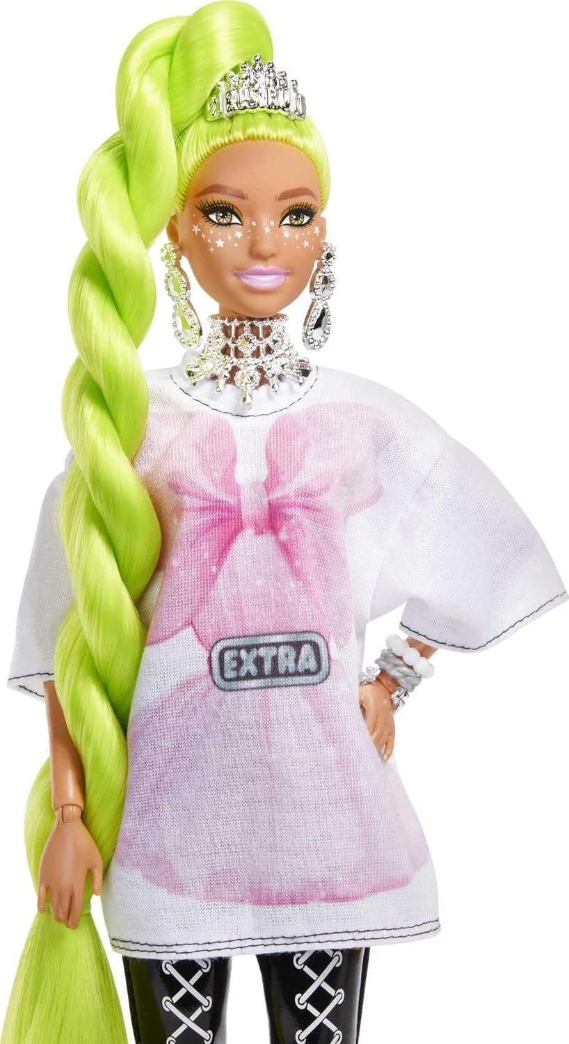 Barbie HDJ44 – Extra Puppe #11 in übergroßem T-Shirt & Leggings mit Haustier Papagei, extra langes neongrünes Haar & Zubehör, Flexible Gelenke, Spielzeug Geschenk für Kinder ab 3 Jahren