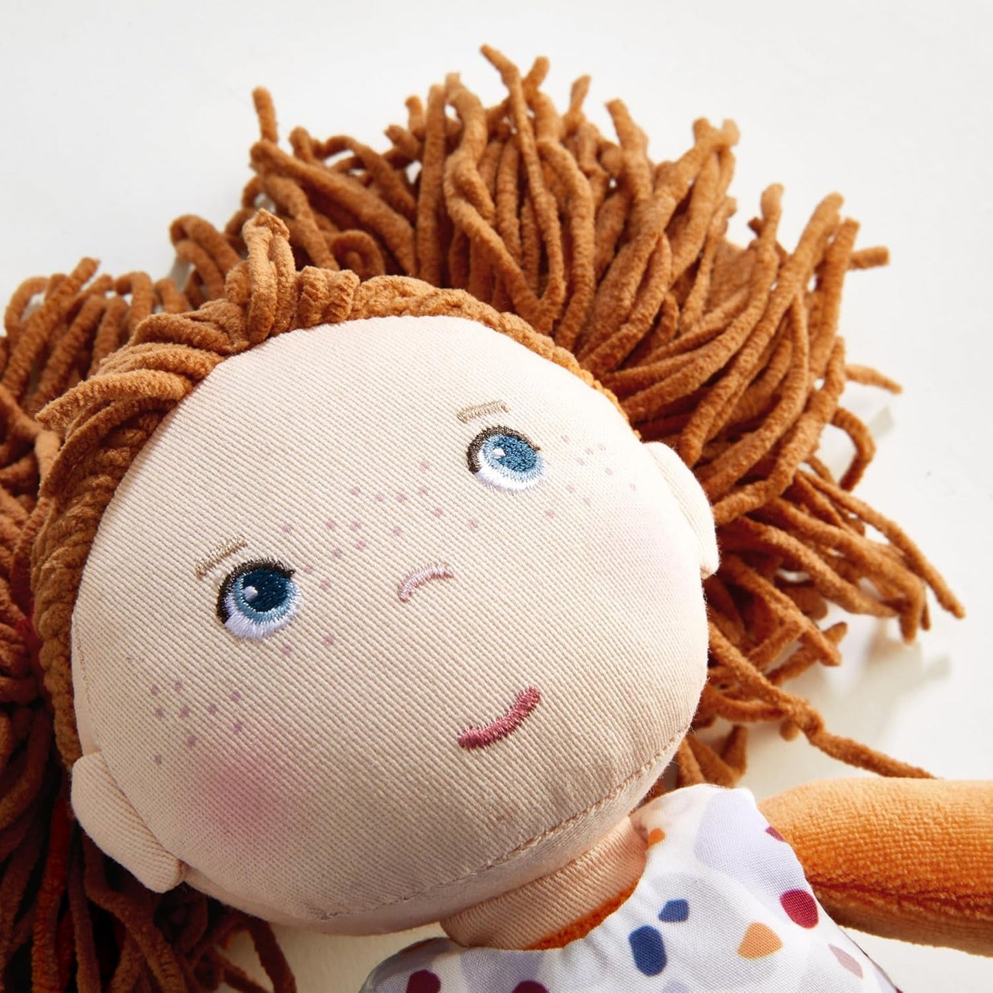 HABA Malou Puppe – 30 cm hohe Kuschelpuppe zum Spielen und Kuscheln – Weiche und waschbare Materialien – Ideale Alternative zu Plüschpuppen – Geeignet für Kinder ab 1,5 Jahren – 2010818001