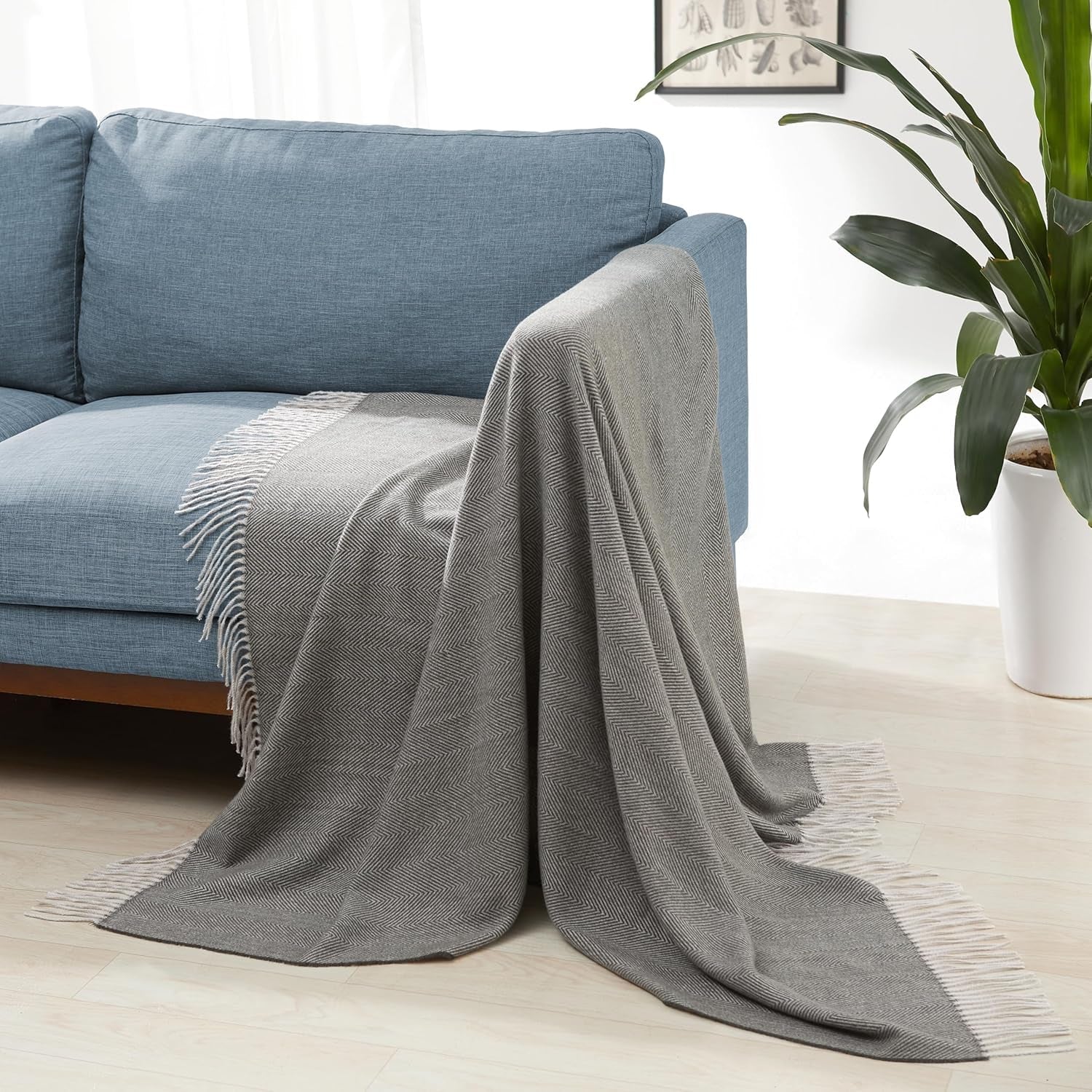 Amazon Basics Überwurfdecke, leichtes, recyceltes Polyester, Raumdekor-Kuscheldecke, 127 x 152 cm, elfenbeinweiß mit blauem Muster. Karierte Betten und Decken. Besuchen Sie den Amazon Basics-Store. Dunkelgraues und hellgraues Fischgrätenmuster