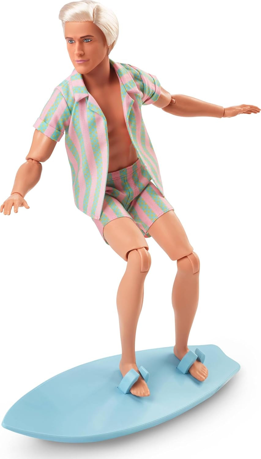 Barbie Movie Ken Barbie-Puppe in pastellrosa und grün gestreifter Strandkleidung, Surfbrett und weißen Turnschuhen, JBJ54