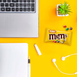 M&M's Erdnuss-Schokoladen-Großpackung, 24 x 45 g Schokoladen-Linsen mit Erdnussgeschmack, Schokoladengeschenk (1080 g), ideal als Leckerbissen zum Thema Fußball